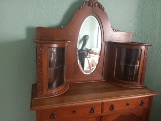 Armario antiguo de madera con vitrinas