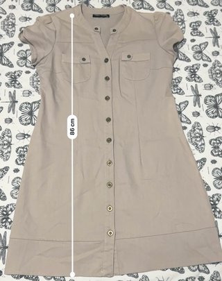 Vestido beige con botones