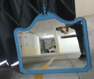 Espelho de moldura azul restaurado