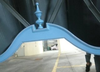 Espelho de moldura azul restaurado