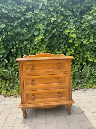 Mesita de noche de madera