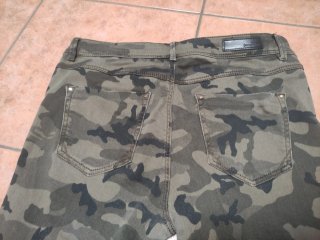 Pantalón camuflaje Stradivarius Talla L