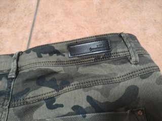 Pantalón camuflaje Stradivarius Talla L