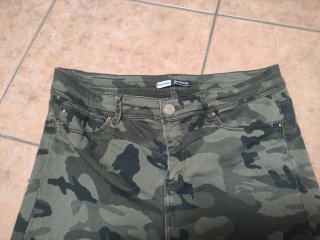 Pantalón camuflaje Stradivarius Talla L