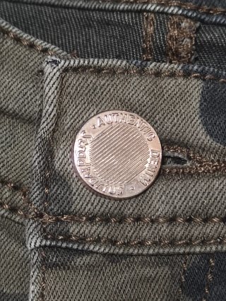 Pantalón camuflaje Stradivarius Talla L