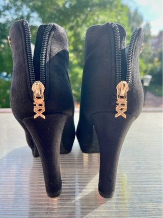 Botines negros de tacón y plataforma de XTI