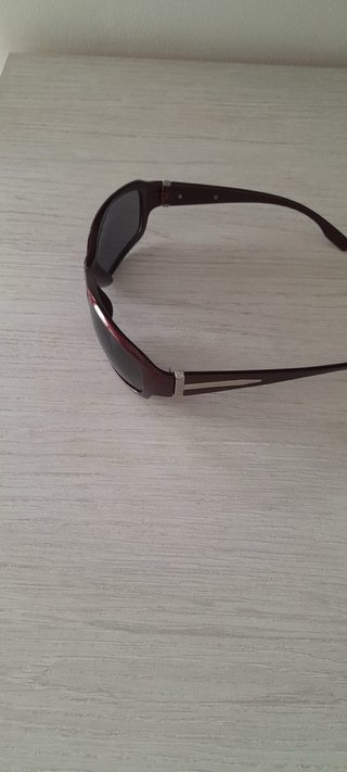 Gafas de sol rojas y negras