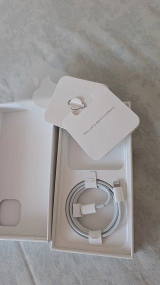 Caja y Cable iPhone 14.