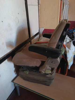 Asiento John Deere, grammer.