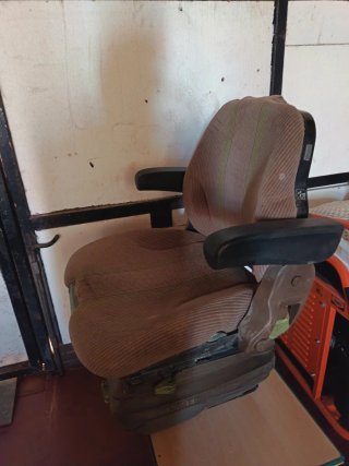 Asiento John Deere, grammer.