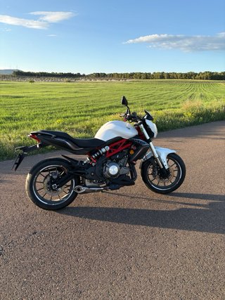 Benelli BN302 Naked Blanca y Roja