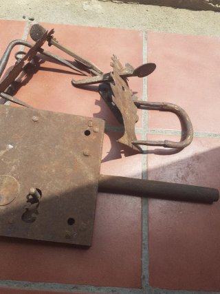 Cerradura antigua de hierro