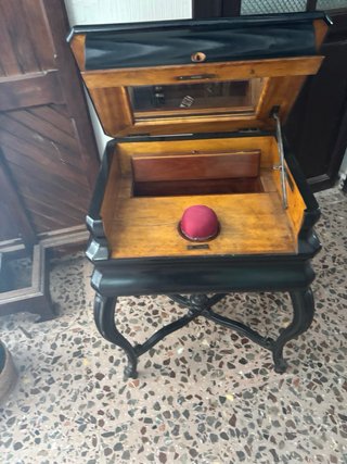 Costurero antiguo de madera
