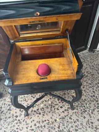 Costurero antiguo de madera
