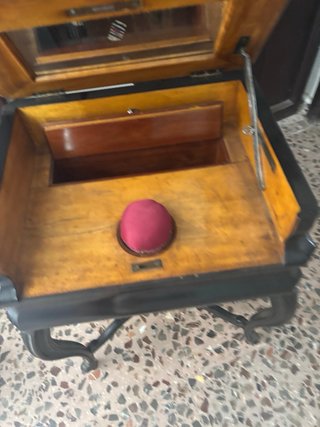 Costurero antiguo de madera