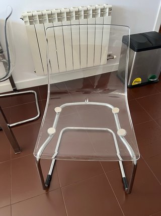 Mesa Cocina Blanca y 4 Sillas Transparentes