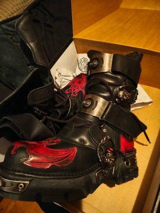 Botas New Rock Negras y Rojas