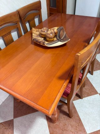 Mesa de salón y sillas tapizadas