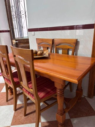 Mesa de salón y sillas tapizadas