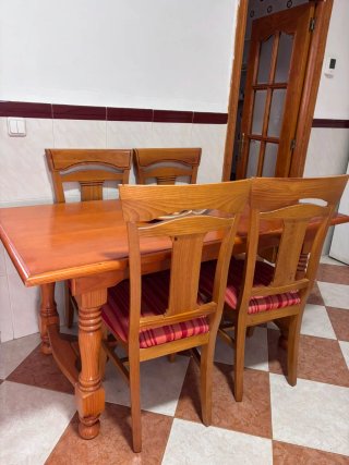 Mesa de salón y sillas tapizadas