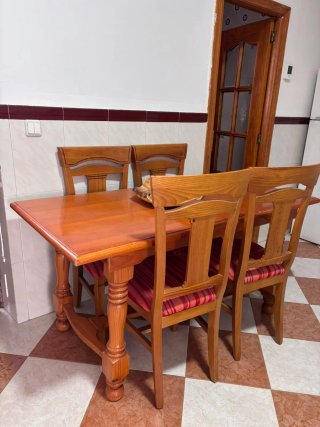 Mesa de salón y sillas tapizadas