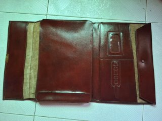 Cartera de cuero marrón