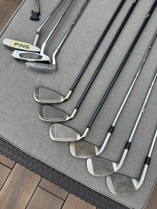 Lote de palos de golf TaylorMade, PING, Wilson