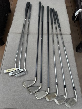 Lote de palos de golf TaylorMade, PING, Wilson