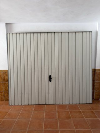 Portón metálico blanco manual de garaje