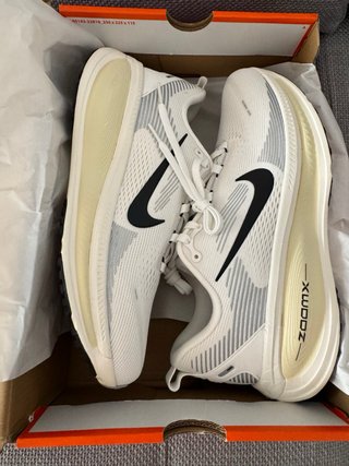 Nike Vomero 18 - Gris/Blanco