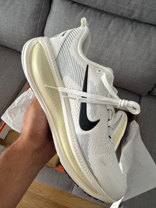 Nike Vomero 18 - Gris/Blanco