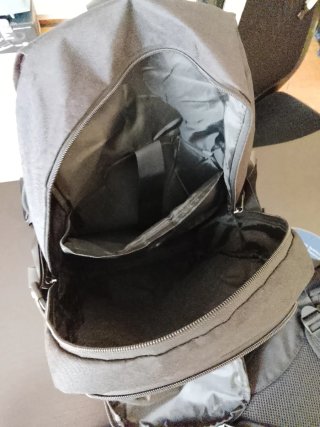 Mochila negra para viajar y deporte