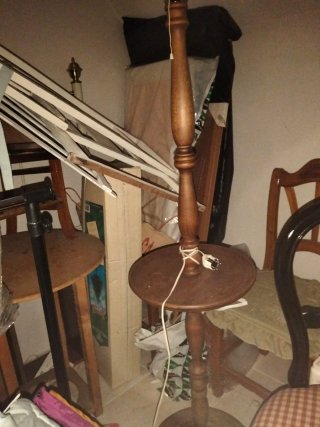 Lámpara de pie madera con mesita