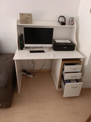 Escritorio blanco con cajones