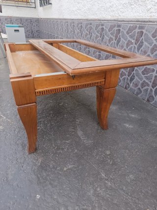 Mesa de centro de madera solo le falta el crista