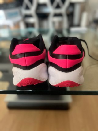 Zapatillas Nike Negras y Rosas.