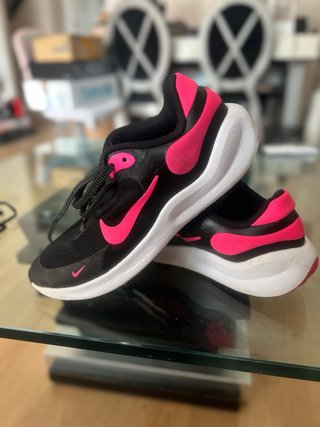 Zapatillas Nike Negras y Rosas.