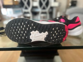 Zapatillas Nike Negras y Rosas.