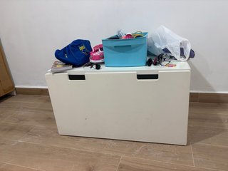 Baúl de madera con ruedas