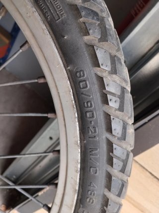 Rueda Delantera Derbi Senda Pirelli 80/90 21