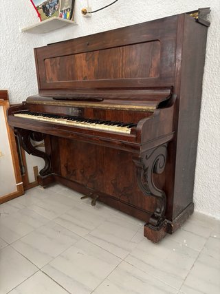 Piano antiguo P. Auger para restaurar