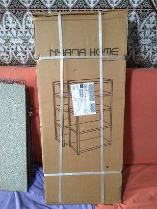 Scaffali nuovi nella loro scatola