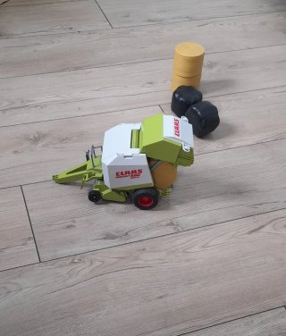 Empacadora Bruder CLAAS Rollant con pacas