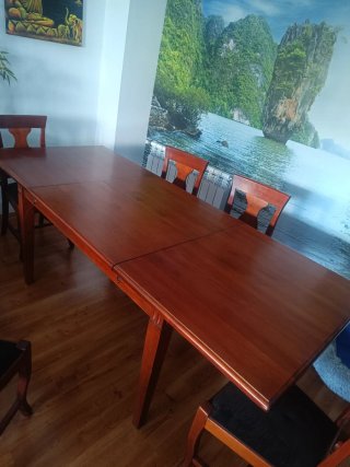 Mesa de comedor y 6 sillas de madera