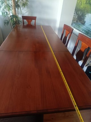 Mesa de comedor y 6 sillas de madera