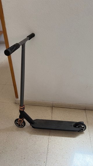 Patinete no eléctrico negro