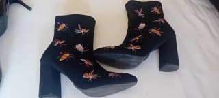 Zapatos de tacón negros,bronce y botas.