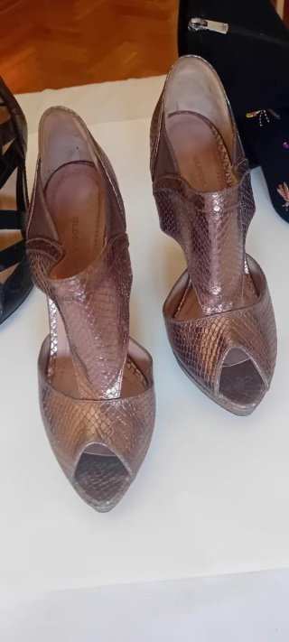 Zapatos de tacón negros,bronce y botas.