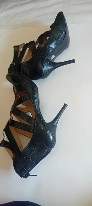 Zapatos de tacón negros,bronce y botas.