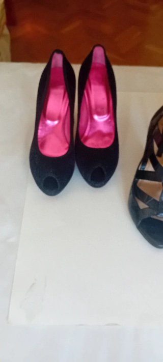 Zapatos de tacón negros,bronce y botas.